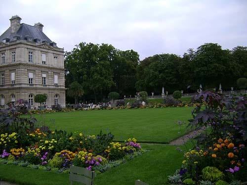 Paseo por jardin de Luxemburgo