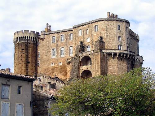 Suze-la-Rousse castle