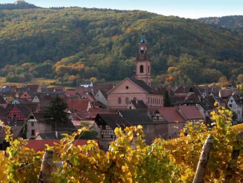 Riquewihr, un típico pueblo vitivinícola Riquewihr, un típico pueblo vitivinícola