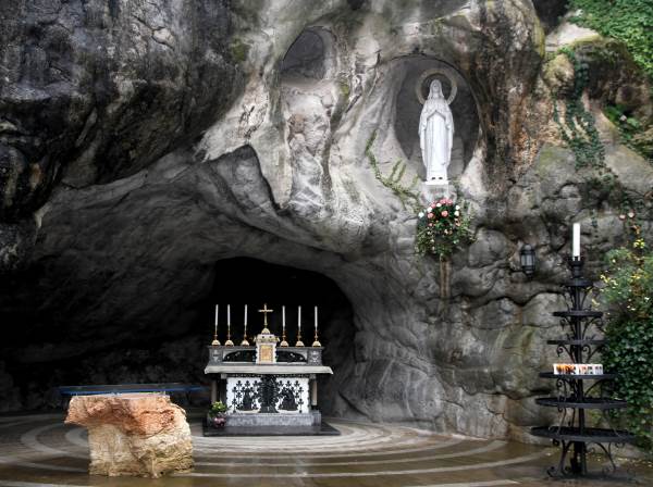La Basilica de Lourdes, la Virgen milagrosa : Sobre Francia